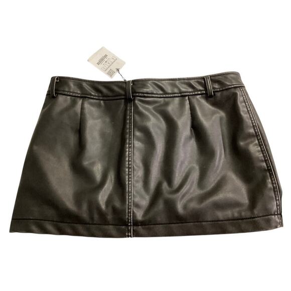 Zara Faux Leather Mini Skirt large front patch pockets with zipper closures sz L - Picture 2 of 5
